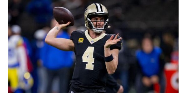 Derek Carr está pensando en algo importante